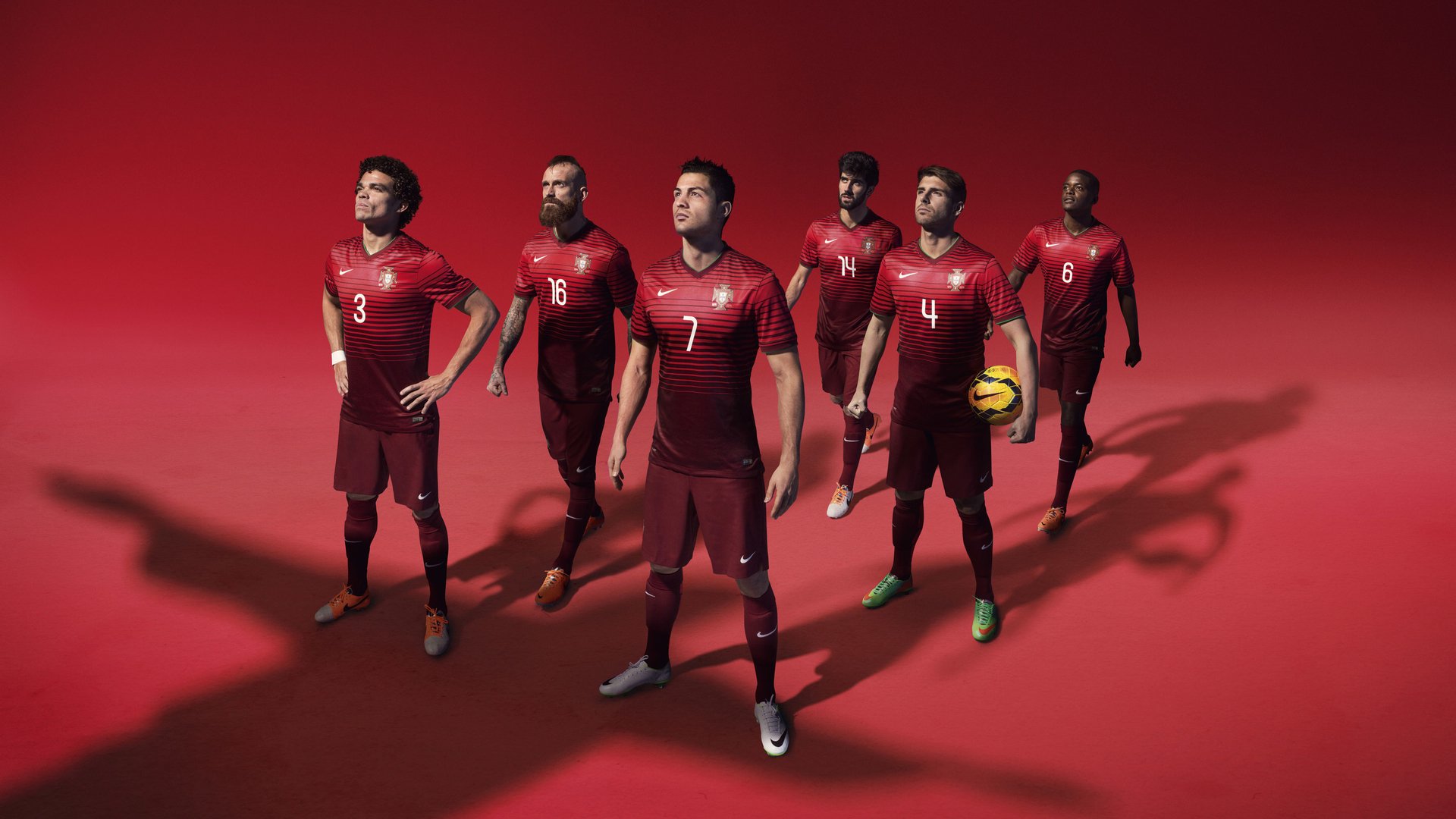 体坛巅峰对决:足球赛场热闹一幕,足球巅峰期