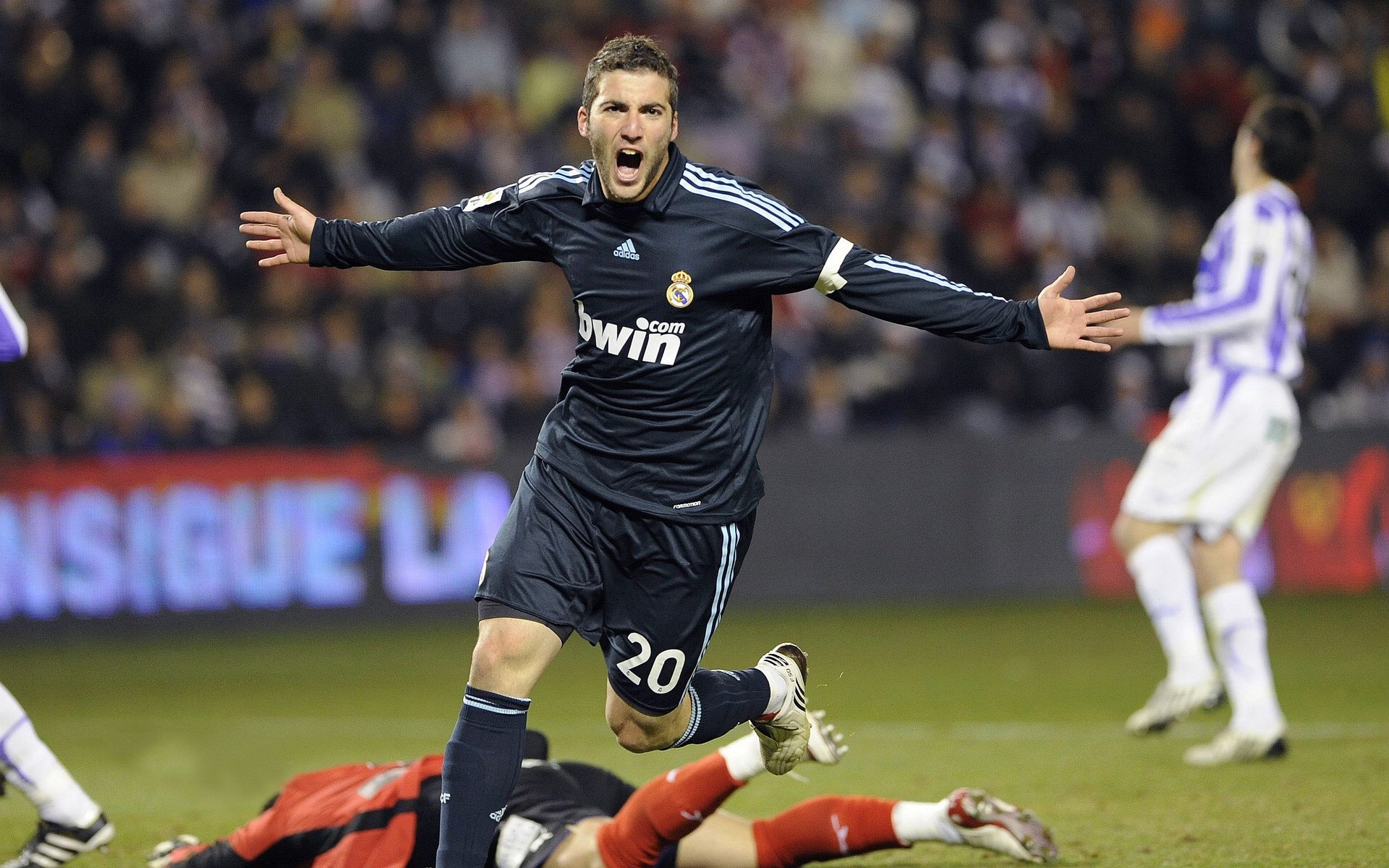 广岛三箭面对强敌,团结一心向前冲,广岛三箭vs东京